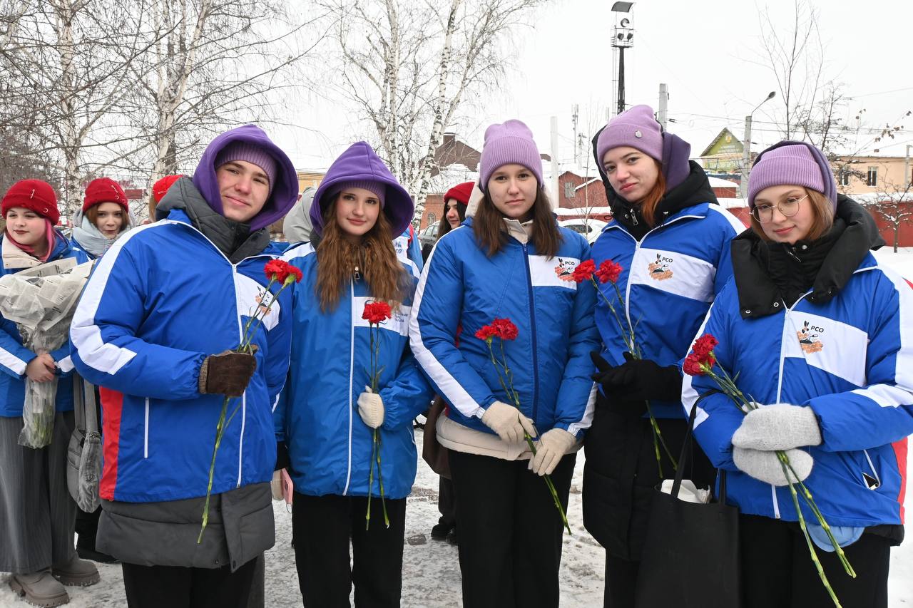 В этом году открытие Всероссийской патриотической акции Снежный десант на территории Тамбовской области прошло у мемориального комплекса Скорбящая мать на Воздвиженском кладбище Участники акции почтили память погибших в Великой Отечественной войне минутой молчания и возложили цветы С 2 по 15 февраля 13 студенческих отрядов более 100 человек будут работать в девяти округах области Тамбовском Мичуринском Бондарском Никифоровском Инжавинском Токаревском Сосновском Мордовском и Гавриловском Особое внимание добровольцы уделят ветеранам и труженикам тыла Также они помогут пожилым и одиноким людям семьям участников специальной военной операции В планах уборка снега благоустройство придомовых территорий проведение классных часов в школах и приведение в порядок мемориалов и памятных мест Наши новости в МАХ