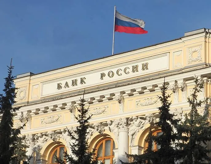 Банк России больше не будет требовать макропруденциальные надбавки по кредитам на покупку новостроек после фактического завершения строительства ЦБ отмечает что в период активного распространения негативных практик отдельных застройщиков по субсидированию ставки за счет завышения стоимости жилья на первичном рынке регулятор обязал кредитные организации продолжать применять макронадбавки к требованиям по кредитам на ДДУ в течение одного года после фактического завершения строительства Поскольку с 1 января 2025 года для купирования таких практик действует стандарт защиты прав и законных интересов ипотечных заемщиков ЦБ намерен исключить это положение из регулирования Кроме того по кредитам на индивидуальное жилищное строительство ИЖС ЦБ предлагает устанавливать значения надбавок только в зависимости от показателя долговой нагрузки заемщика Законы стройки в MAX
