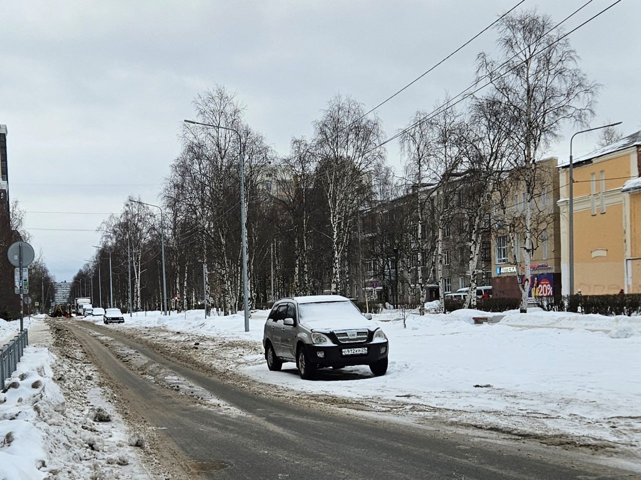 Автовладельцы проигнорировали предупреждение о перекрытии улицы Логинова в Архангельске  В областной столице успешно зарекомендовал себя опробованный в начале февраля новый подход к расчистке улиц от снега. Движение для авто перекрывается на день, а неубранные на определённых участках автомобили перемещаются с помощью эвакуатора.  Однако, не все автовладельцы обращают внимание на предупреждения  наверняка не у всех есть весомые причины  и оставляют свои машины в зоне уборки.  К примеру, сегодня с 7 до 17 введено перекрытие на улице Логинова от проспекта Ломоносова до Новгородского. Как видно на снимке, на небольшом участке стоят три легковых авто и ещё один малотоннажный грузовик. На правой полосе также расположились несколько припаркованных машин.  Завтра в Архангельске с 7 до 17 будут расчищать  также с перекрытием  улицу Вельскую от Ильинской до Касаткиной.