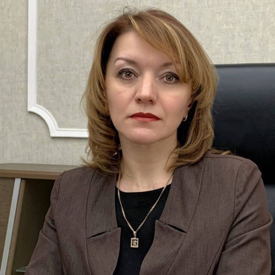 Мэр Североуральска ушла в отставку после критики врио губернатора Дениса Паслера   Мэр Североуральска Светлана Миронова подала заявление об отставке, сообщает «Ъ». Об этом стало известно после критики врио главы региона Дениса Паслера из-за проблем с водоснабжением города. В своём Telegram-канале он отметил, что администрация города и снабжающая организация в качестве причин остановки оборудования называли паводок и возможное загрязнение воды.   «Аргументы весомые, и проблема решаемая. Но есть большое HO. Решаемая, если хотеть её решить и хотеть поМочь землякам. К сожалению, это не про главу Североуральска», — написал Денис Паслер, добавив, что «кадровые выводы уже сделаны».  Новости Екб тут