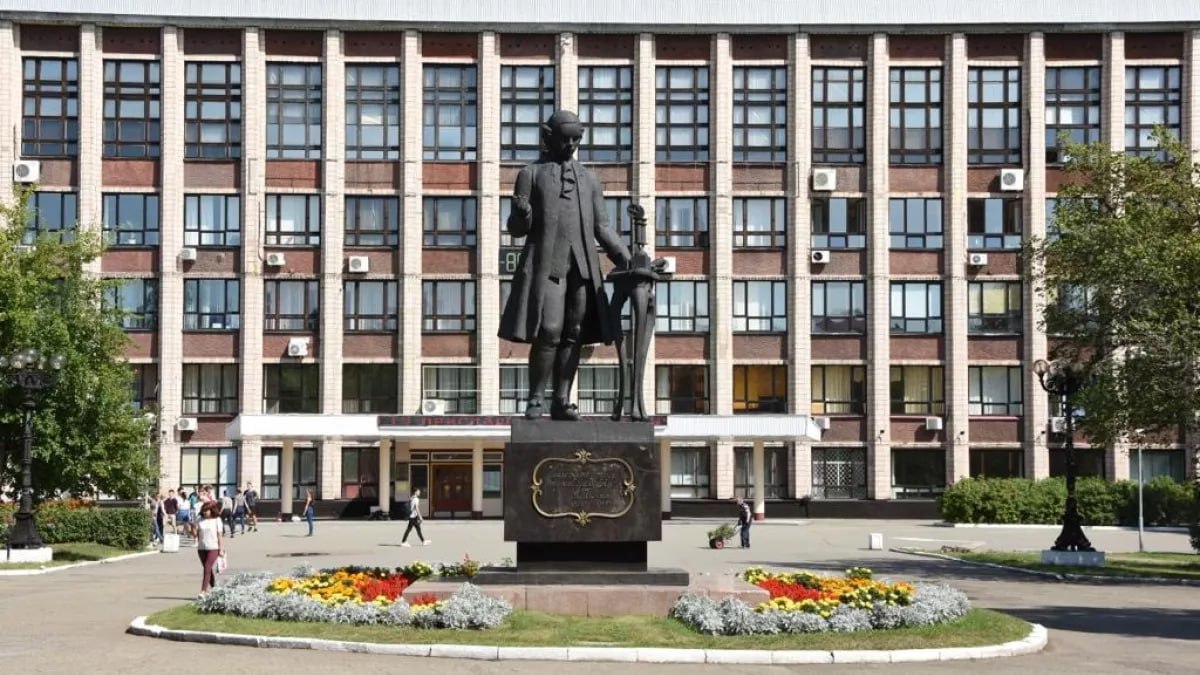 АлтГТУ вошел в рейтинг вузов РФ с самыми высокими зарплатами выпускников в IT-сфере SuperJob представил рейтинг вузов России по уровню зарплат занятых в IT-отрасли молодых специалистов, окончивших вуз в 2019–2024 годах. В рейтинг этого года вошел Алтайский государственный технический университет им. И. И. Ползунова, он занял 17-е место. Выпускники ИТ-направлений здесь зарабатывают в среднем 145 000 рублей в месяц, что на 5 000 больше, чем год назад. В Барнауле после окончания университета остаются работать лишь 47% специалистов. Неизменный лидер рейтинга — Московский физико-технический институт национальный исследовательский университет . Уточняется, что в исследовании принимают участие государственные вузы. ТОЛК