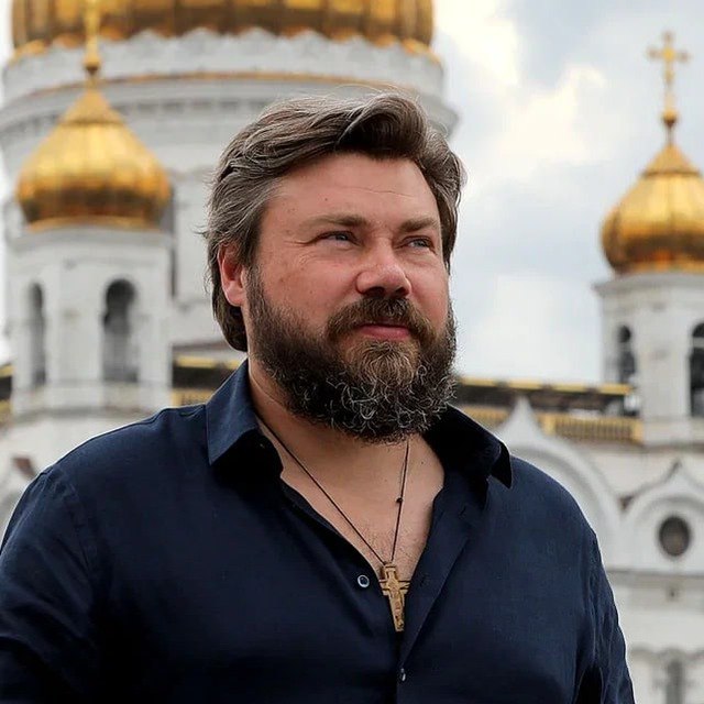 Малофеев требует уничтожить книгу о криптовалюте из-за «поруганной репутации» Константин Малофеев потребовал от издательства Individuum уничтожить весь тираж книги журналиста-расследователя Андрея Захарова «Крипта. Как шифропанки, программисты и жулики сковали Россию блокчейном». Поводом стал фрагмент, где упоминается его возможная причастность к хищению криптовалюты. Олигарх обратился в суд в 2024 году, заявив, что изложенные в книге сведения не соответствуют действительности и наносят ущерб его чести, достоинству и деловой репутации. Он добивался изъятия книги из оборота и её уничтожения без компенсации. Савёловский суд Москвы признал порочащей лишь одну фразу, отказавшись при этом обязывать издательство к выпуску опровержения или уничтожению тиража. Обе стороны подали апелляции на это решение. Фото: Telegram-канал Константина Малофеева - признан иностранным агентом и внесен в соответствующий реестр Минюста РФ