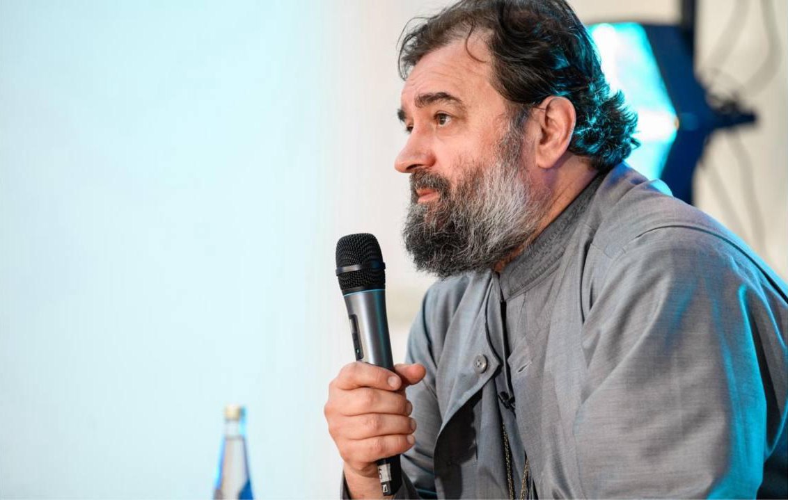 В Госдуме призвали «урезонить» протоиерея Андрея Ткачева после слов о «дохлых и развратных бабах», которые, по его мнению, являются причиной демографического кризиса в России  Глава комитета Госдумы по защите семьи Нина Останина отметила в разговоре с RTVI, что Ткачев вряд ли «отражает позицию православной церкви».    «Я знаю официальную позицию — наш комитет работает с патриаршей комиссией, [где председатель] отец Федор Лукьянов, — это люди образованные, культурные, деликатные, уважительные. Женщины — это тоже часть, простите, паствы РПЦ. И такими оскорблениями в адрес женщины Русская православная церковь может потерять своих прихожанок в лице наших верующих женщин», — сообщила Останина.  Глава думского комитета выразила пожелание, чтобы «высшие церковные, так сказать, чины православной церкви урезонили протоиерея Ткачева».    «Нет, он не определяет повестку дня РПЦ. Но он, к сожалению, наводит тень на [Русскую] православную церковь. Потому что нет в традициях РПЦ оскорбительного отношения к женщинам — не было, нет и, я уверена, никогда не будет», — подчеркнула собеседница RTVI   : videotca_Andrea / Telegram