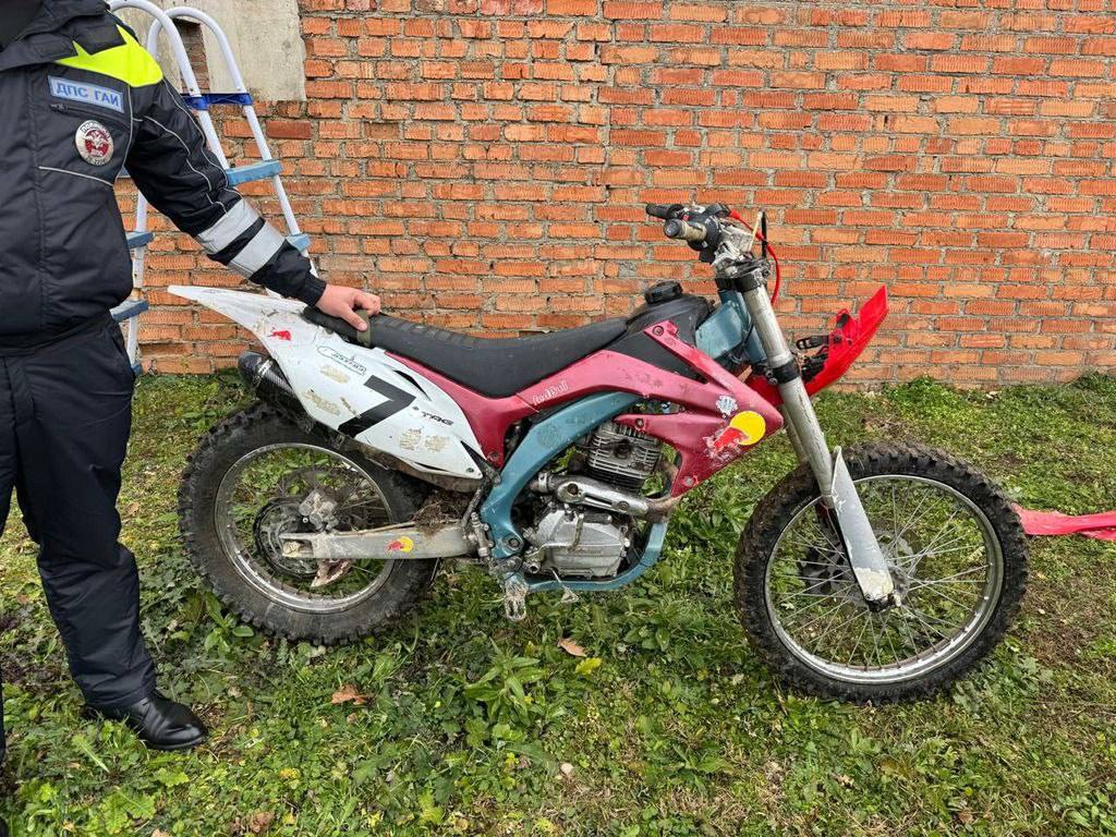 Мотоциклист пострадал в ДТП на полевой дороге Минераловодского округа Авария произошла на полевой автодороге вблизи села Гражданского По предварительной информации 20 летний молодой человек не справился с управлением и опрокинулся на мотоцикле С тяжёлыми травмами открытыми переломами большой и малой берцовых костей пострадавшего доставили в травматологическое отделение Минераловодской районной больницы Выяснилось что водитель не имел водительского удостоверения передвигался без мотошлема и защитной экипировки что значительно усугубило последствия ДТП Обстоятельства происшествия уточняются Новости Кмв Экспресс Заказать рекламу