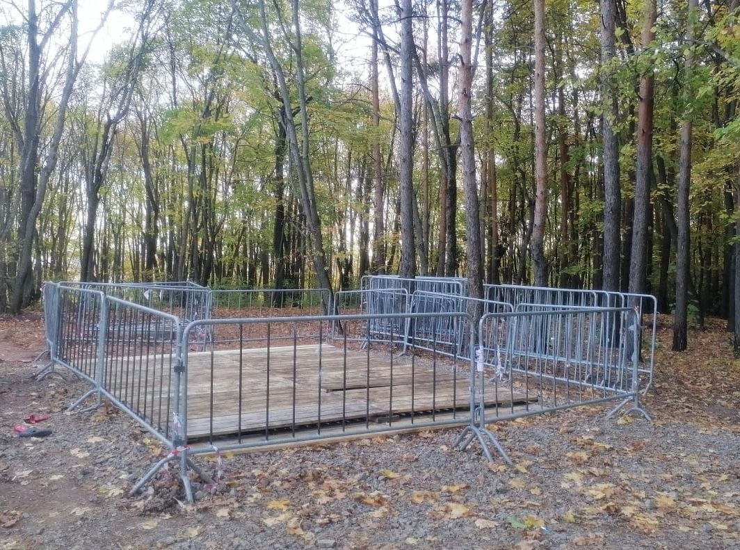 В администрации прокомментировали травмирование подростка на батутах в Уфе Администрация Кировского пояснила что спортивная площадка включая батуты еще не была сдана в эксплуатацию Представители администрации неоднократно выезжали на место чтобы оценить ситуацию и обеспечить безопасность Были установлены фан барьеры сигнальные ленты а также закрыты деревянными досками зоны где находились батуты чтобы предотвратить доступ детей Кроме того на территории площадки размещены таблички с предупреждениями о запрете использования оборудования до его официальной сдачи объяснили в пресс службе ведомства Последующий мониторинг ситуации показал что неустановленные лица вновь демонтировали каркас вырвали ограждение и сорвали таблички Также были зафиксированы случаи когда родители и дети самовольно убирали ограждения и использовали батуты несмотря на предупреждения Источник Башинформ Подпишитесь на ufa rb