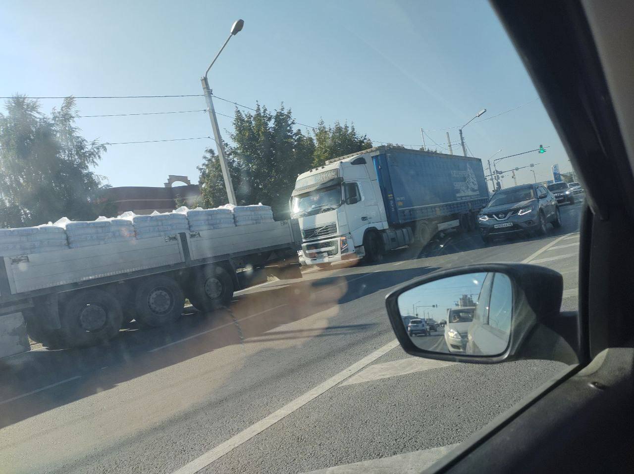 Подписчица пожаловалась на пробки на Воронежском шоссе в сторону города от сел Подгорное, Хрущевка, Ленино и Боринское:  «Этим летом наши дорожные службы дорогу изменили, расширили, добавили ещё полосу движения, изменили светофор, провели колоссальную работу, разгрузив дорогу, и ликвидировали проблему проезда.   Но счастье долго не длилось. Торговый магазин стройматериалов  "Город мастеров" на Воронежском шоссе, 30А, решил, что полосу построили для их удобства, и стал ее загружать на полдня своими фурами в ожидании разгрузки до 9 часов, когда люди едут на работу, везут в школу детей. В очереди на данной полосе ожидают открытия магазина и своей очереди несколько фур.   Затем они периодически подъезжают и ждут приема, создавая привычные пробки и аварийные ситуации?»  Пишите нам:      Подпишись на «Липецк №1»