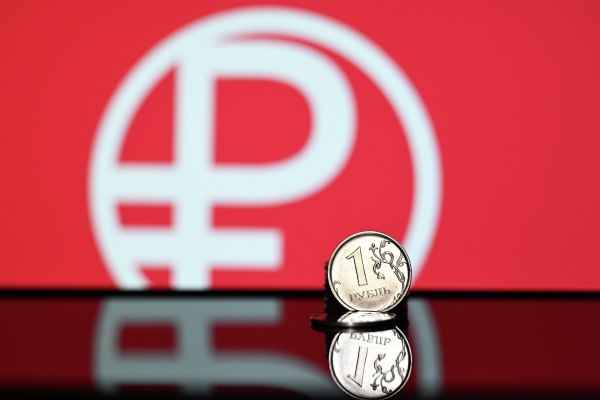 Экономист заявил о проинфляционных рисках в России На это указывают, в частности, избыточные расходы бюджета и отсутствие снижения заработных плат. Учитывая данные факторы, риторика ЦБ выглядит «несколько оптимистично». Такое мнение в эфире радиостанции «Говорит Москва» выразил заведующий лабораторией анализа институтов и финансовых рынков Института прикладных экономических исследований РАНХиГС Александр Абрамов. Если посмотреть риторику Центрального банка при снижении ключевой ставки, она несколько оптимистична. То есть они видят устойчивый антиинфляционный тренд, и в общем-то тревожных ноток там очень мало. Я на 100% с этим не согласен. Я думаю, что существуют реальные риски, что замедлится снижение инфляции. Просто потому, что на самом деле не происходит снижение заработных плат, на что Центральный банк очень сильно надеялся. Последние данные за май не говорят в пользу того, что они снижаются. Велик риск ослабления рубля, поэтому импорт может подорожать. Кроме того, сохраняются избыточные расходы бюджета и риски сокращения расходов, что также является несколько проинфляционным фактором.