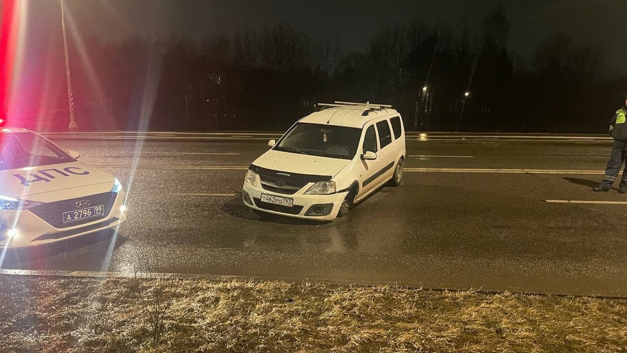 На Долгопрудной аллее водитель на арендованной машине устроил гонки без правил.   Очевидцы предполагают, что мужчина был нетрезв.  В итоге водитель врезался в такси. На место вызвали сотрудников ДПС.