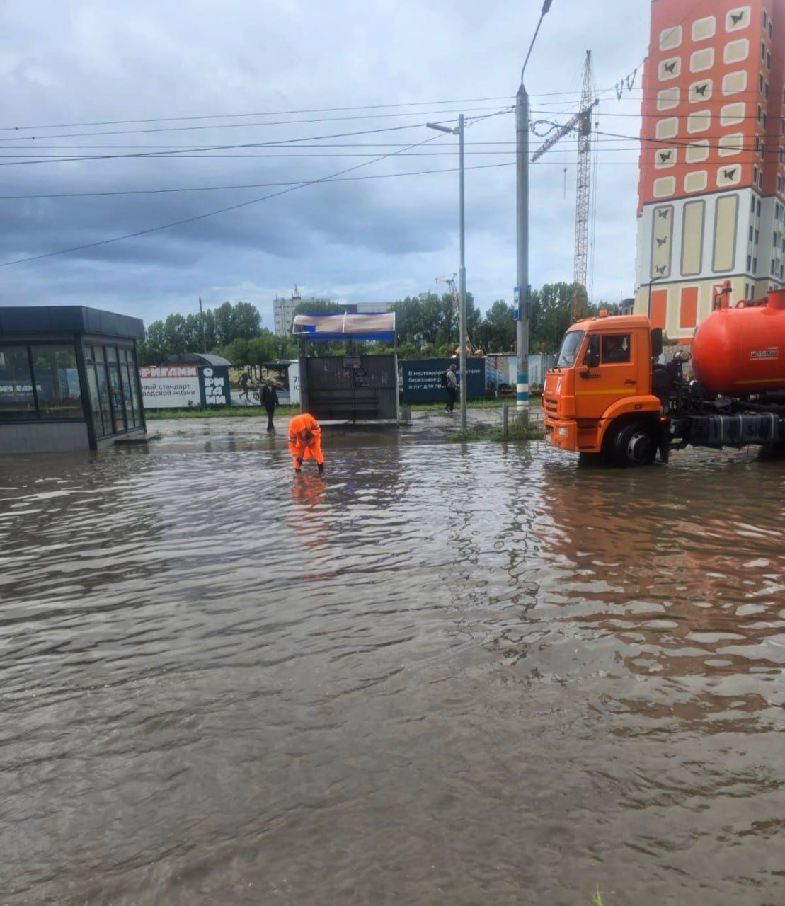 После ливня в Заволжье оперативно убираем скопления воды на проезжей части  В Левобережье Ульяновска, по данным дежурного синоптика, за полчаса выпало 15 мм осадков, что составляет почти треть месячной нормы.   В Муниципальный центр управления и Единую дежурно-диспетчерскую службу поступили сообщения о локальных подтоплениях отдельных участков дорог Верхней террасы и Нового города.  Специалисты МБУ «Дорремстрой» уже прочистили ливнёвки и убрали воду с проезжей части на улице Оренбургской, проспектах Академика Филатова, Ленинского Комсомола, Созидателей, Врача Сурова. Сейчас работы ведутся на Генерала Тюленева совместно с подрядчиком, который ремонтирует дорогу по нацпроекту.  Нарушения систем жизнеобеспечения не зафиксировано.  Неблагоприятные погодные условия с дождём и ветром прогнозируют до сегодняшней ночи. Держим ситуацию на контроле, готовы оперативно направить на проблемные участки дополнительные силы и технику, включая спецсредства городских спасателей.  Поручил организовать сбор сигналов от жителей по протеканиям кровель и подтоплениям дворов, их передадим в работу управляющим компаниям. Телефон, по которому можно направить заявки, 73-79-11.