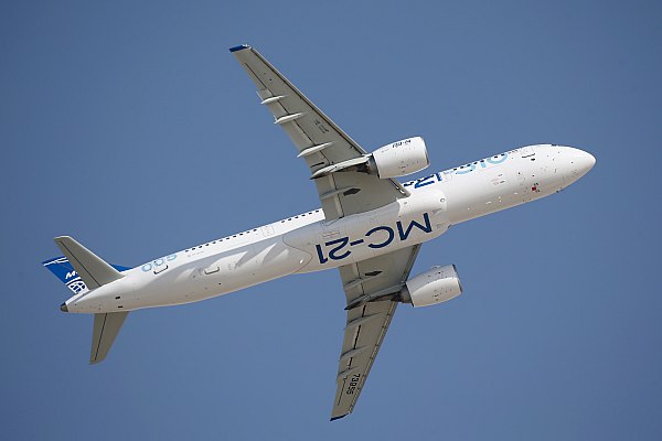 "Аэрофлот" планирует получить более ста лайнеров МС-21 к 2030 году Группа "Аэрофлот" планирует до 2030 года получить больше 100 лайнеров МС-21, заявил генеральный директор компании Сергей Александровский. Об этом сообщает Прайм. "До 2030 года мы планируем их получить в количестве более 100 самолетов. Активно идет уже подготовка к эксплуатации", – сказал Александровский в интервью телеканалу "Россия 24". По его словам, общий контракт с ОАК на поставку 339 самолетов "выходит за пределы 2030 года", но "Аэрофлот" по-прежнему собирается полностью его реализовать. aviaru.net/n284432