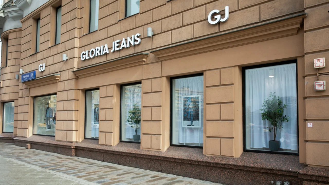 Gloria Jeans просит снизить арендную плату за флагман на Тверской иначе компания готова закрыть магазин пишет Shopper s Gloria Jeans арендует почти 5000 кв метров на первом этаже Галереи Актер с апреля 2023 года До марта 2022 го на этих площадях работал шведский ритейлер H M этот магазин входил в топ 10 точек ритейлера по выручке во всём мире При этом сейчас Gloria Jeans не может окупить высокую ставку аренды своими объёмами продаж По оценке вице президента Союза торговых центров Александра Перемятова ежегодная плата за помещение в Галерее Актер может составлять 168 204 млн рублей