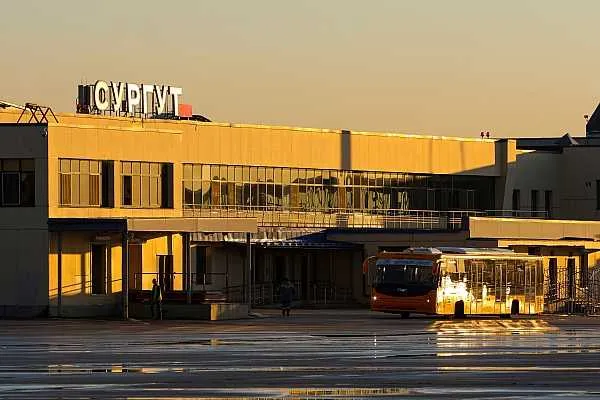 Новый руководитель назначен сургутскому аэропорту Международный аэропорт Сургута имени Фармана Салманова сменил руководителя Об этом сообщает СургутИнформ ТВ со ссылкой на данные приемной воздушной гавани Как отмечается в апреле пост генерального директора занял Сергей Прийма ранее работавший первым заместителем Евгения Дьячкова У самого Дьячкова руководившего аэропортом более двух десятков лет закончился контракт Еще в марте этого года он отметил что планирует перейти в авиакомпанию ЮТэйр и заняться управлением инвестиционных проектов aviaru net n294608 Оставайся в информационном потоке подпишись на наш канал в MAX