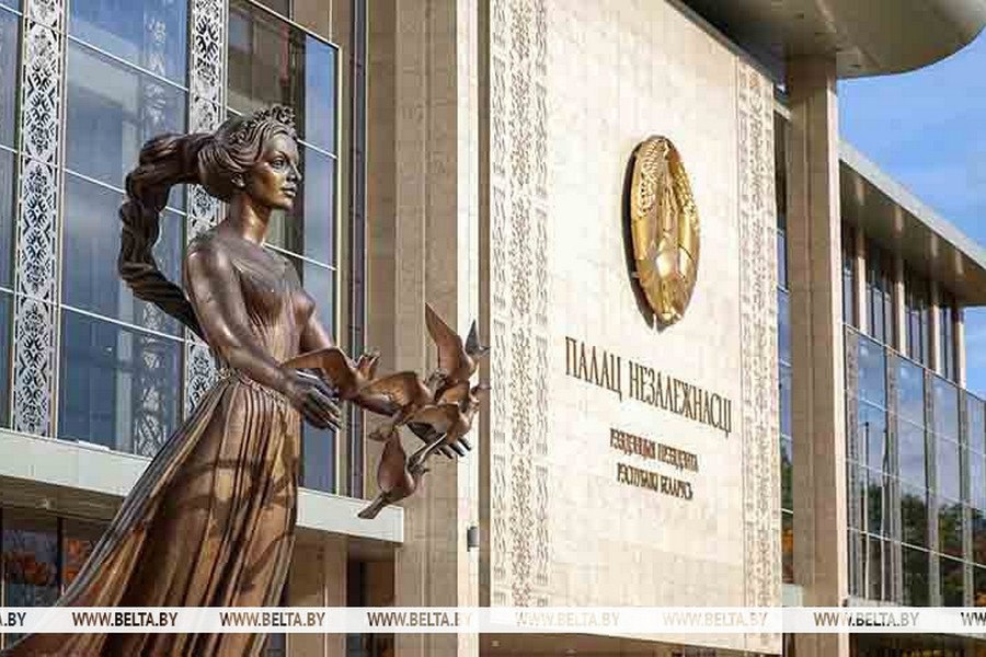 Александр Лукашенко главный принцип системы соцзащиты индивидуальный подход и внимание к каждому человеку Президент Беларуси Александр Лукашенко поздравил работников и ветеранов государственных органов и организаций системы социальной защиты с профессиональным праздником Днём работников социальной защиты Подпишитесь на Гомельские ведомости