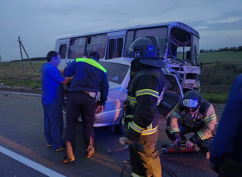 Смертельное ДТП с автобусом произошло под Бийском ДТП произошло вечером 12 сентября водитель автобуса врезался с движущейся по главной дороге Пятнашкой водитель которой погиб Пассажиров в автобусе не было проводится проверка Подписаться Прислать новость