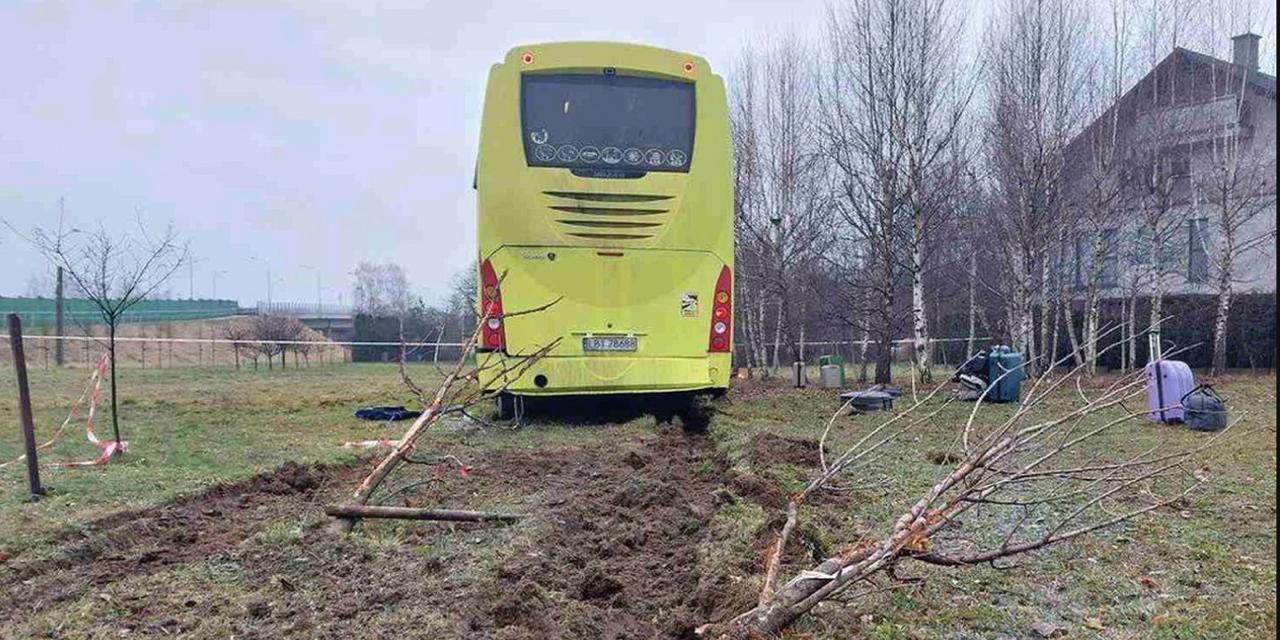 В Польше попал в аварию автобус с белорусскими пассажирами Есть пострадавшие Авария произошла в воскресенье утром недалеко от города Жешув Автобус перелетел через ограждение и съехал в поле пишет издание rzesow news pl Сотрудники полиции первоначально установили что 34 летний водитель автобуса гражданин Беларуси ехал по трассе S 19 в направлении Жешува проехал прямо через кольцевую развязку Куроня и въехал в зеленую зону со стороны улицы Жеха сообщает полиция На место происшествия сразу же прибыли экстренные службы Позже представитель полиции сообщил что в автобусе который следовал в Венгрию находились 47 граждан Беларуси 14 пассажиров госпитализированы