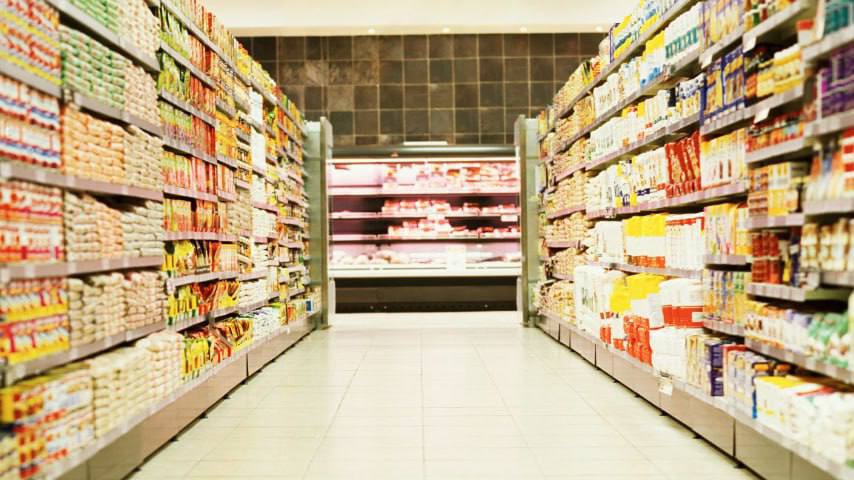 Бизнес предупредил о возможном пересмотре цен на продукты Производители предупредили о риске роста цен на продукты, включая социально значимые товары. Причиной тому может стать законопроект, который обяжет пищевиков соблюдать ГОСТы, — в Госдуме этот документ готовят ко второму чтению. Сейчас отечественные компании производят продукцию по техническим условиям и собственным стандартам. Бизнес опасается, что новые правила приведут к росту расходов на коррекцию состава, переоформление разрешительных документов и упаковки.