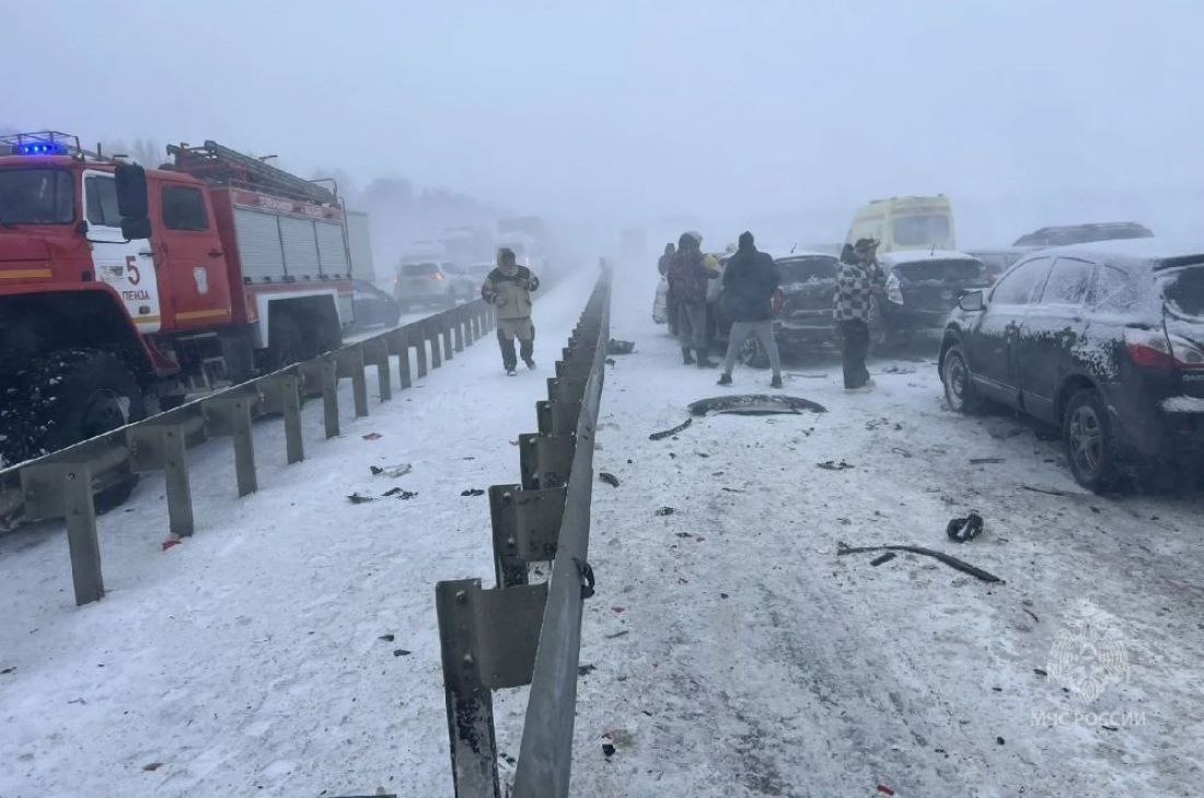 В ДТП с 25 машинами в Пензенской области пострадали пятеро включая ребенка 13 декабря на федеральной трассе Р 208 под Пензой произошло массовое ДТП По предварительным данным около 10 45 в районе села Саловка столкнулись 25 транспортных средств Как стало известно в аварии пострадали пять человек среди них один ребенок Погибших в ходе ДТП нет В настоящее время движение на этом отрезке трассы временно перекрыли К ликвидации последствий аварии привлекли две единицы спецтехники и девять человек личного состава экстренных служб сообщает пресс служба ГУ МЧС России по Пензенской области Стало известно что на месте работает госавтоинспекция и спецтехника Подробности случившегося массового ДТП уточняются в отделе пропаганды УГИБДД по региону Подписаться на Пенза Взгляд в ТГ Подписаться на Пенза Взгляд в MAХ