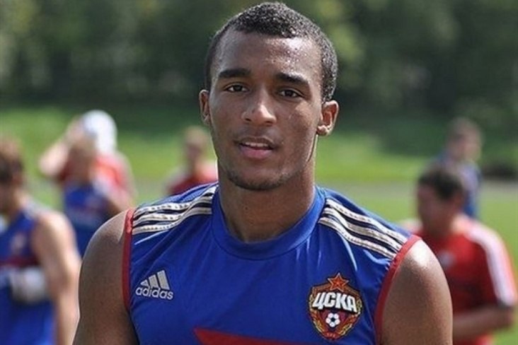 Жестокое нападение на воспитанника ЦСКА Лайонеля Адамса расстреляли и избили в подмосковном кафе Mash на спорте На 32 летнего футболиста напали 10 человек после словесного конфликта один из преступников выстрелил ему в бедро а остальные начали избивать Спортсмен госпитализирован с пулевым ранением и рваной раной губы