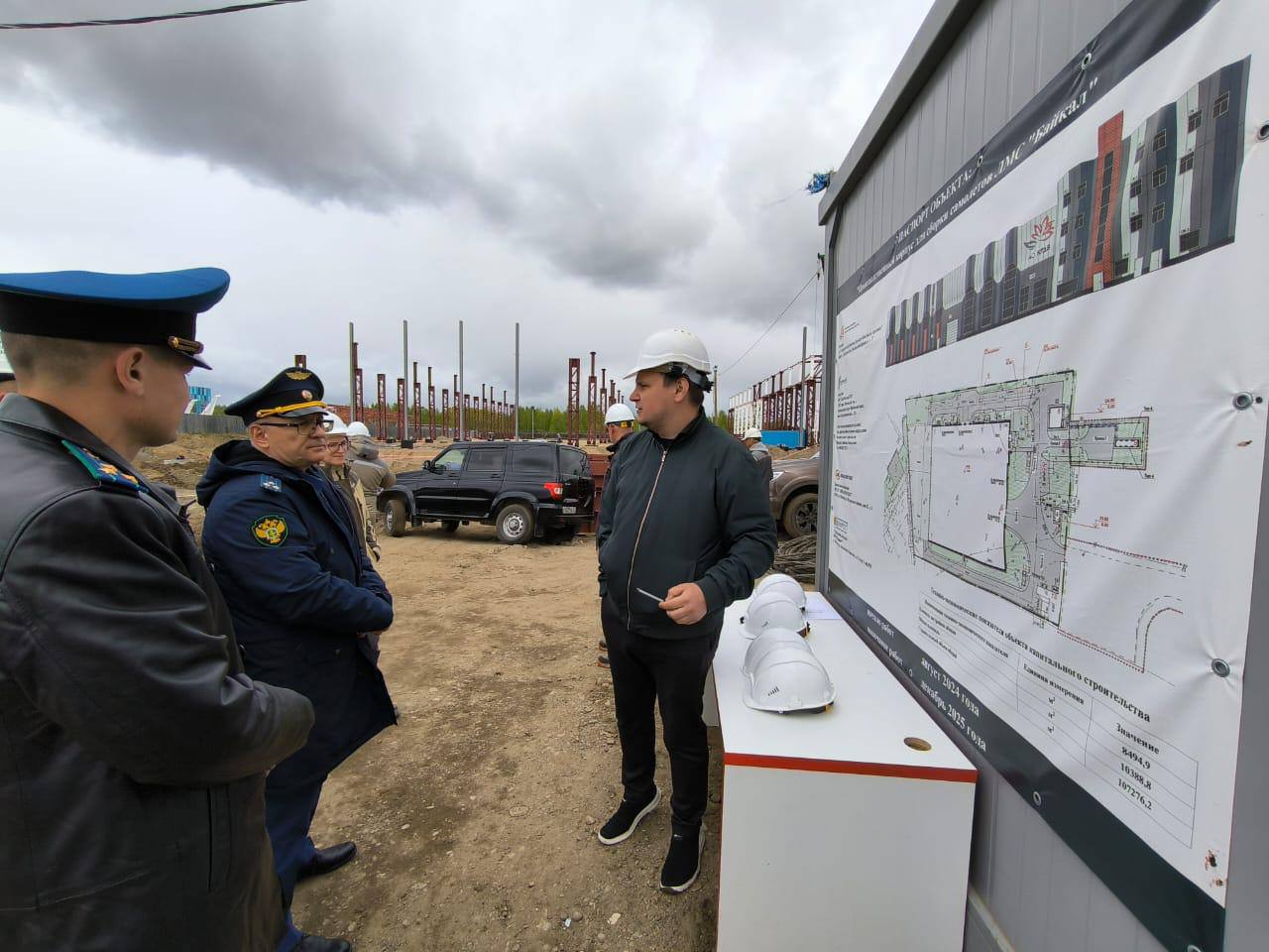 В рамках визита в Комсомольск-на-Амуре первый заместитель прокурора края Сергей Лубенец посетил площадки «Байкал» и «Парус» территории опережающего развития «Хабаровск» Сергей Лубенец проинспектировал строительную площадку по созданию центра региональной авиации и производства самолетов площадки «Байкал». Возведение объекта находится в активной стадии, завершены работы по бетонированию фундаментов, монтажу канализационной насосной станции, сетям водоснабжения и водоотведения, осуществлён монтаж металлоконструкций производственной части корпуса здания. Окончание строительства запланировано на декабрь текущего года. Также осмотрены строящиеся производственно-административные здания для резидентов ТОР на площадке «Парус». Объекты возводятся подрядной организацией ООО «РУСТ», их сдача запланирована на 2027 год. В настоящее время смонтированы фундаменты зданий, продолжается монтаж металлоконструкций. С резидентом ООО «Марка» на площадке «Парус» обсужден ход реализации инвестиционного проекта по производству строительных материалов в г. Комсомольске-на-Амуре. Строительство цеха находится в начальной стадии, ввод объекта в эксплуатацию запланирован на 2028 год.