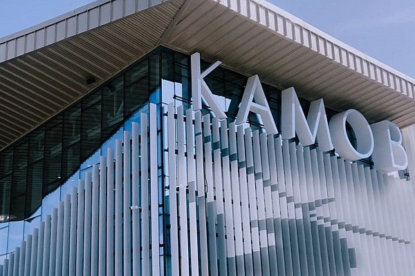 Капитальный ремонт перрона не скажется на работе томского аэропорта Администрация томского аэропорта рассчитывает что подрядчик приступит к капитальному ремонту перрона летом 2026 года Аэропорт продолжит обслуживать пассажиров работы никак не повлияют на его расписание заявил гендиректор ООО Аэропорт Томск Иван Михеев Об этом сообщает РИА Томск Ранее сообщалось что Главгосэкспертиза выдала положительное заключение на проект капитального ремонта перрона соединительной рулежной дорожки и светосигнального оборудования томского аэропорта Работы планируется провести в 2025 2026 годах Капитальный ремонт аэродрома в аэропорту Томска оценивается в 1 миллиард рублей aviaru net n289225