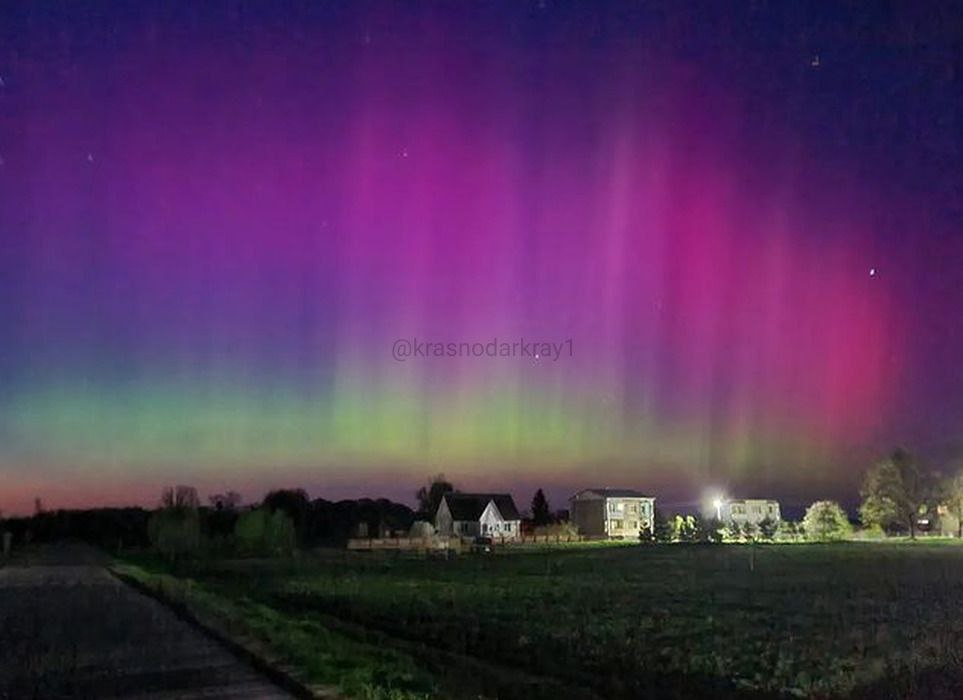 У жителей Сочи и других районов Краснодарского края в ближайшие дни появился шанс увидеть полярное сияние что является крайне редким явлением для этих широт Особенно высокая вероятность ожидается 7 ноября Причиной тому станет мощная геомагнитная буря которая по прогнозам специалистов может достичь уровня G3 и даже G4 5 Это связано с медленным выбросом корональной массы от вспышки класса M7 4 в активной группе солнечных пятен 4274 которая как ожидается непосредственно ударит по магнитосфере Земли Обычно полярные сияния наблюдаются в высоких широтах однако при столь сильных бурях они становятся видны и на юге охватывая практически всю территорию России Чтобы увеличить шансы увидеть сияние рекомендуется наблюдать за небом вдали от городских огней которые создают световое загрязнение Перейти в наш канал МАХ Подпишись поделись krasnodarkray1 Прислать видео новость