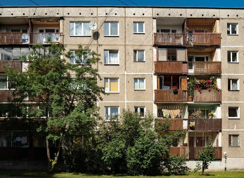 Госдума во втором чтении приняла поправки к «закону о расселении хрущевок» Власти Петербурга, Москвы и Севастополя смогут самостоятельно решать, куда переселять горожан, чьи дома попадают в программу комплексного развития территорий КРТ . Напомним, закон о КРТ предусматривает снос панельных домов 1957–1970-х годов постройки. Освободившуюся землю будут отдавать под освоение застройщикам. Подробнее