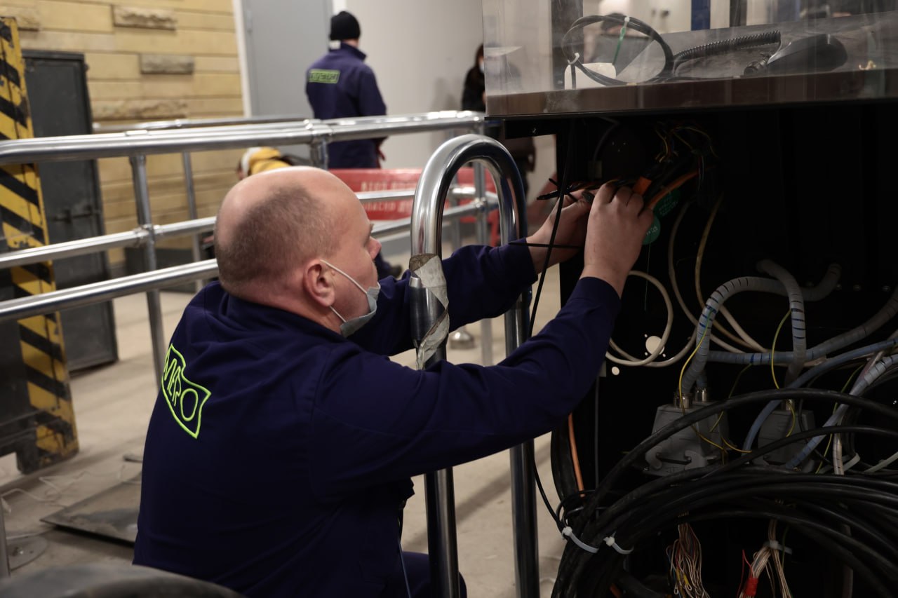 Режим работы вестибюля станции метро Балтийская изменен до 20 марта Это связано с продлением капремонта эскалатора По рабочим дням с 8 10 до 9 20 вход в вестибюль закрыт с 17 00 до 19 00 ограничен Возможна корректировка этого интервала времени с учетом фактического пассажиропотока Пассажирам рекомендуют пользоваться соседними станциями метро или наземным транспортом Фото Город Подпишись на Город Telegram MAX ВК