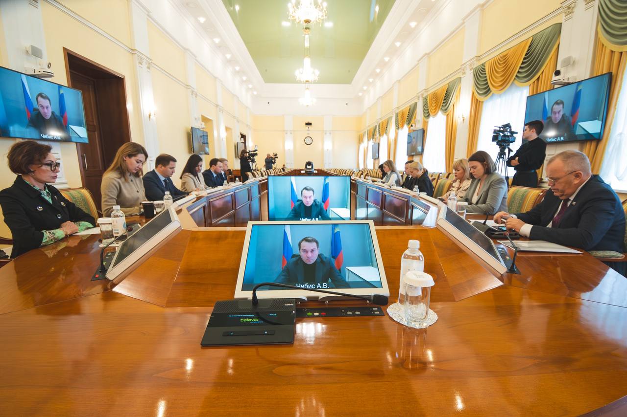 Андрей Чибис за 6 лет в рамках плана На Севере жить мы вложили в коммунальную инфраструктуру региона 6 млрд рублей количество инцидентов в сфере ЖКХ радикально сократилось На прошлой неделе в Мурманской области по поручению главы региона стартовал отопительный сезон По доложенным данным на вчерашний вечер к отоплению подключено 6343 дома или 99 9 всех наших многоквартирных домов Напомню что социальные учреждения детсады школы и так далее подключены заранее Дома тоже начали подключать раньше норматива Важно оперативно отрабатывать возникающие у северян вопросы подчеркнул Андрей Чибис Глава региона отметил что лучше других старт отопительного сезона отработали ЗАТО Александровск ЗАТО г Островной Оленегорск Кандалакшский Ковдорский Кольский и Терский округа у них наименьшее количество жалоб на тысячу населения  Как подчеркнул губернатор несмотря на сжатые сроки кроме большого объема подготовительных работ в Мурманской области ведется масштабное обновление коммунальной инфраструктуры к примеру с 2019 по 2024 годы 29 котельных были модернизированы за 5 лет у нас сокращено использование мазута почти на 15 тысяч тонн Это в 8 5 раза больше чем за предыдущие 8 лет Количество инцидентов и аварийных ситуаций в ЖКХ сократилось в 2 раза выросла скорость их устранения  Горячая линия ЖКХ Мурманской области 0051 88004440051