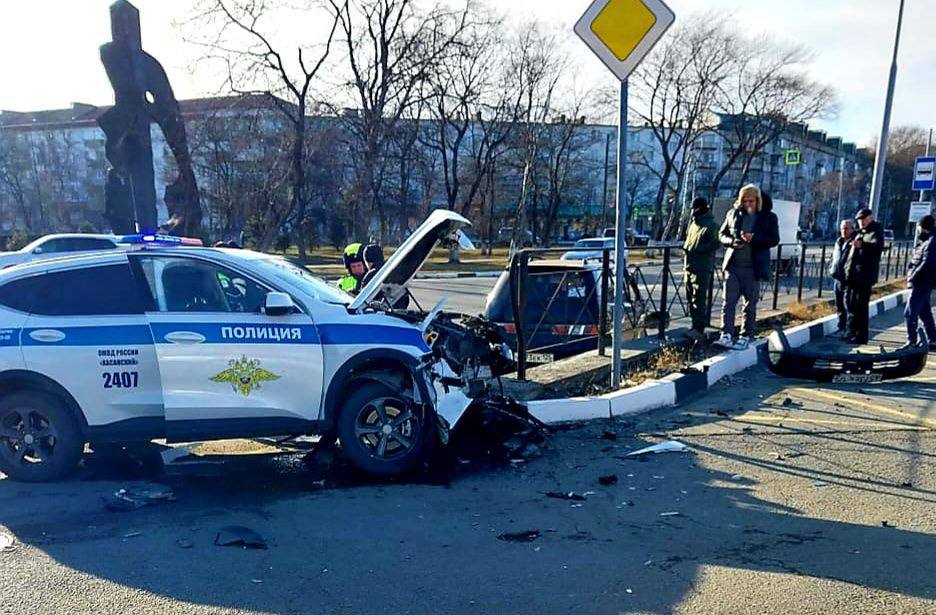 В центре поселка Славянка, возле автовокзала машина ДПС попала в серьезную аварию.  Источник Хасанские вести