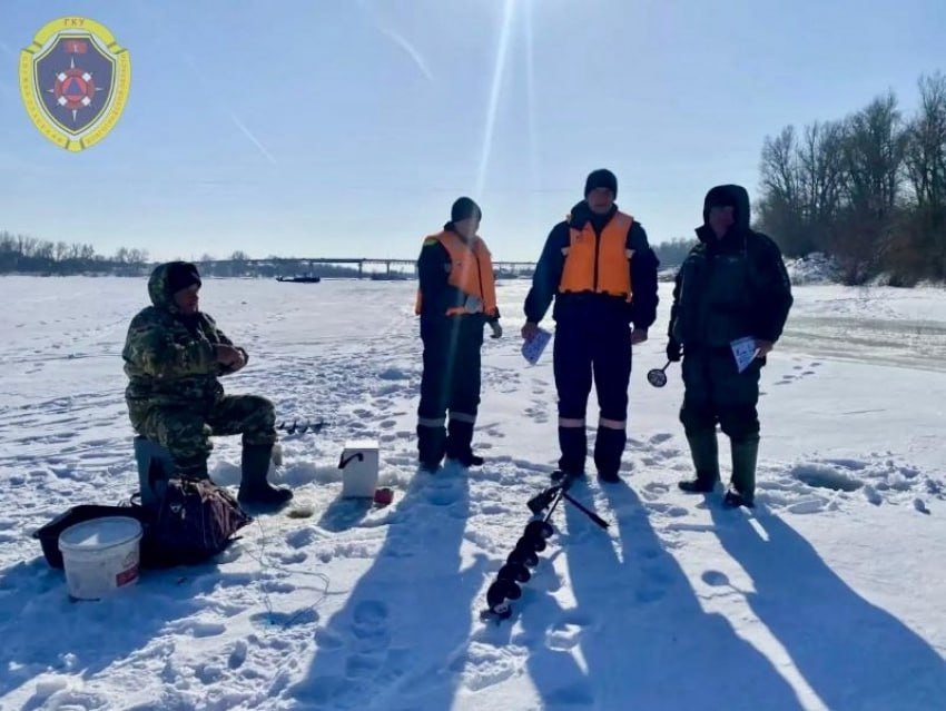 В Среднеахтубинском районе специалисты поисково спасательного подразделения ГКУ Служба спасения провели масштабную работу по предотвращению несчастных случаев на водных объектах В рамках мероприятий спасатели не только проверяли состояние береговой линии и инфраструктуру безопасности но и напрямую общались с рыбаками и отдыхающими Особое внимание уделялось контролю за наличием и читаемостью запрещающих знаков Выход на лёд запрещён Патрулирования проходили по местам зимней рыбалки и отдыха а спасатели разъясняли людям опасности выхода на тонкий лёд ГКУ Служба спасения напоминает соблюдение правил безопасности на водоемах залог вашей жизни В случае чрезвычайной ситуации необходимо звонить 112 единый номер экстренных служб 8 8442 33 60 60 дежурный ГКУ Служба спасения Напомним в Волжском сотрудники полиции провели рейдовые мероприятия направленные на улучшение оперативной обстановки и профилактику преступлений и административных правонарушений в общественных местах