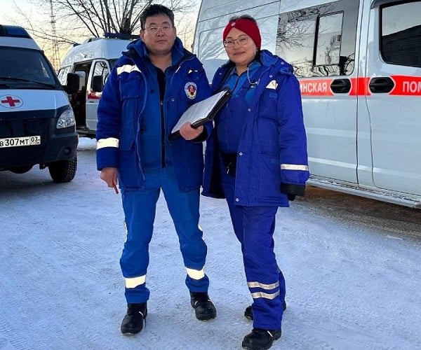 Жительнице Улан-Удэ пришлось рожать дома.  Схватки начались у неё рано утром. На место прибыла бригада скорой помощи, которая и приняла благополучно роды.   На свет появилась девочка