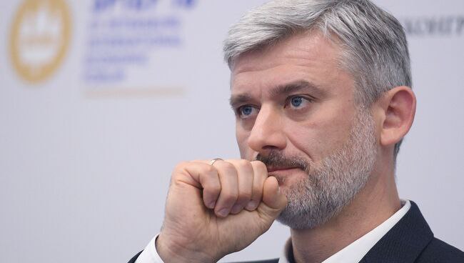 Несмотря на то, что срок полномочий гендиректора ГТЛК Евгения Дитриха истекает только осенью, коллективу компании уже на этой неделе могут представить нового руководителя. Но с приставкой и.о.   А Евгению Ивановичу дадут отгулять отпуск, чтобы с новыми силами перейти на новую позицию – сенатора от Новгородской области.   Дитриха в ГТЛК должен сменить его заместитель Михаил Парнев.