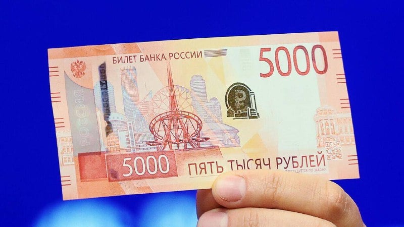 Модернизированные банкноты номиналом 5000 рублей начали поступать в обращение в Чечне, сообщает пресс-служба отделения Банка России по региону.       "Обновленные банкноты вводятся в оборот постепенно, заменяя изношенные, ветхие купюры. Но на это уйдет не один год. Все разновидности пятитысячных одинаково платежеспособны, специально обменивать купюры на новые, модернизированные не надо", – цитирует пресс-служба управляющего регионального отделения банка Тамерлана Вацуева.