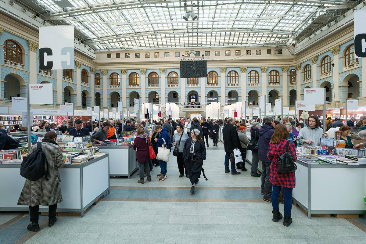 В декабре книжный мир сойдётся на одной площадке с 4 по 7 числа пройдёт ярмарка интеллектуальной литературы non fictio Ждите больше 300 событий на 13 разных точках от презентаций новых авторов до дискуссий о будущем книгоиздания Новинка этого года Балкон переговоров где можно будет не просто полистать новинки а сразу обсудить с издателями переводчиками или иллюстраторами совместные проекты Идеальное место чтобы найти единомышленников или запустить что то действительно интересное А ещё здесь соберут самые обсуждаемые новинки сезона от серьёзной прозы для взрослых до молодёжных антиутопий и графических романов