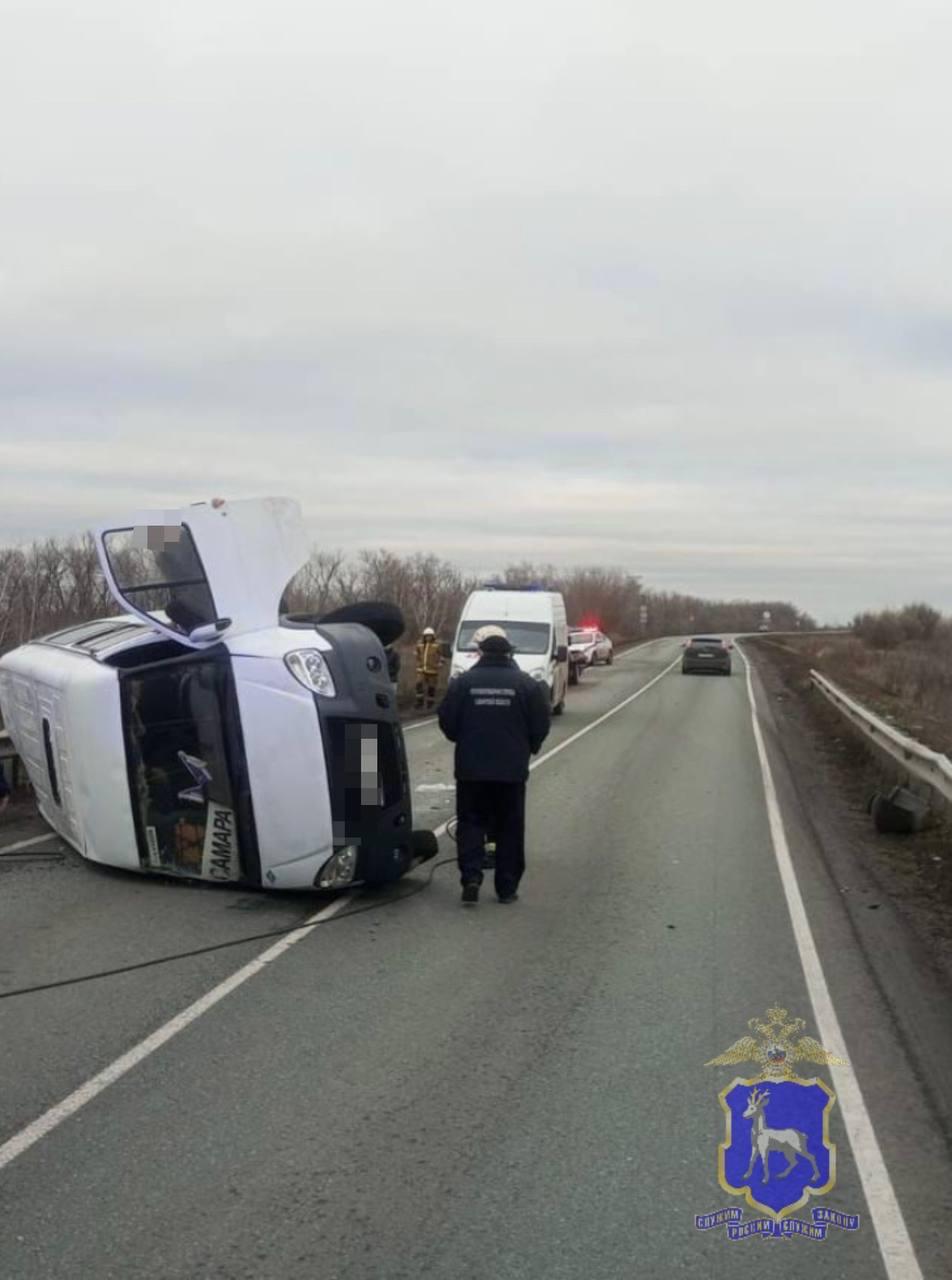 Газель с 13 пассажирами перевернулась в Волжском районе Самарской области По информации ГУ МВД России по Самарской области в 15 10 на 6 км дороги Николаевка Черновский Белозерки водитель Volkswagen двигался со стороны Николаевки в направлении посёлка Черновский Водитель выехал на полосу встречного движения и столкнулся с автобусом Газель после съехал с дороги и опрокинулся В Газели находилось 13 пассажиров и 1 водитель с места ДТП госпитализирован 1 пассажир Движение частично перекрыто raketa media smr