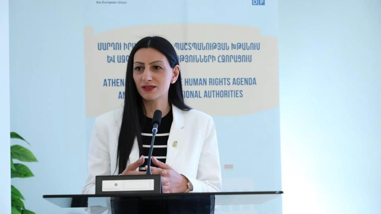 Комитет по предотвращению коррупции начал производство в отношении омбудсмена Армении СМИ Информацию подтвердили газете Жоховурд в ведомстве заявив что дело в отношении Анаит Манасян завели 30 сентября Оно будет рассмотрено не позднее 29 декабря В целях неразглашения конфиденциальных данных комиссия не предоставила подробности об обстоятельствах производства и личности заявителя Недавно Манасян раскритиковала арест адвоката Александра Кочубаева осудила действия силовиков при задержании священников Арагацотнской епархии SputnikARM