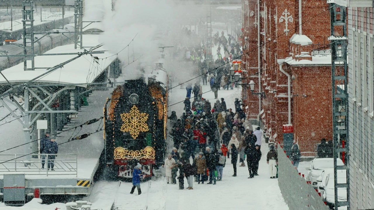 В Казань спустя два года приехал поезд Деда Мороза и сразу устроил проверку на терпение С утра у вокзала уже были толпы семей с детьми снег ожидание сказки и очереди которые местами растягивались на полтора часа Девять вагонов паровоз легенда П 36 Генерал Дед Мороз со Снегурочкой квесты спектакли и сувениры Звучит празднично Но попасть внутрь смогли не все билеты на официальном сайте исчезли за минуту а бесплатные вагоны оказались с такими очередями что сказка быстро превращалась в стояние на морозе Тем кто не успел купить билет пришлось идти на рынок В итоге новогоднее волшебство обошлось в 7 тысяч рублей вместо официальных 2 950 Впечатления впрочем у многих остались тёплые дети в восторге взрослые ностальгируют кто то даже спорит настоящий ли Дед Мороз Поезд тем временем уехал дальше дарить праздник тем кто успеет купить билет А все подробности эмоции и цифры в нашем материале inkazanischa теперь и в МАХ