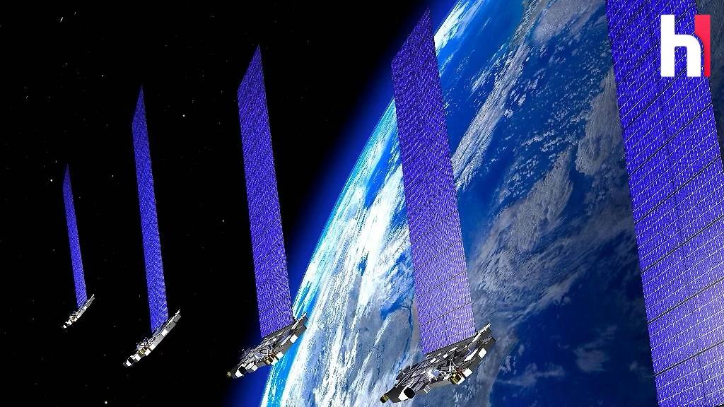 Россия создаст спутниковую систему Рассвет как аналог Starlink Российская низкоорбитальная спутниковая группировка Рассвет станет суверенным ответом американской системе Starlink Starlink это глобальная система высокоскоростного спутникового интернета созданная американской компанией SpaceX Илона Маска Ее ключевое отличие от традиционных спутниковых провайдеров использование не единичных аппаратов на высокой орбите а массового созвездия из тысяч малых спутников размещенных на низкой околоземной орбите   Спутники группировки Рассвет смогут предоставлять широкополосный интернет в любой точке Земли включая подключение на борту самолетов и поездов Согласно планам коммерческий запуск сервиса намечен на 2027 год когда на орбите будет работать более 250 аппаратов Этичный хакер