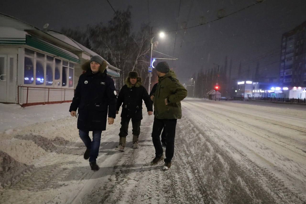 В Стерлитамаке продолжают бороться с последствиями сильной метели.   Сильный снегопад не утихал весь день и ночь, из-за чего на некоторых республиканских трассах ввели ограничения, а коммунальные службы вывели на улицы спецтехнику.  Глава администрации Стерлитамака Эмиль Шаймарданов лично проверил, как идет уборка снега — объехал несколько городских улиц, чтобы оценить работу дорожных служб. По его словам, на расчистке города трудились 25 единиц техники от РСУ ДОР и УРБ.     Подпишись на «Короче, Стерлитамак»