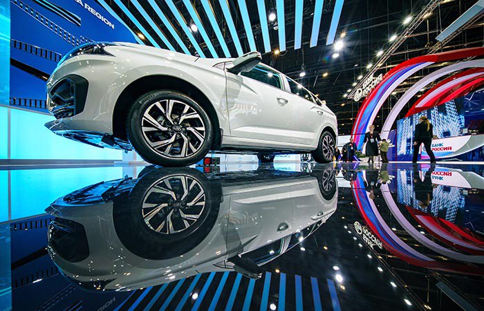 АвтоВАЗ закончил 2025 год с прибылью По предварительным финансовым итогам АвтоВАЗ как группа закончила 2025 финансовый год безубыточно то есть с прибылью заявил глава компании Максим Соколов на пресс конференции в среду Объем прибыли в абсолютном выражении он не уточнил Входящий в периметр группы Авто Финанс Банк по его словам по итогам прошлого года также был прибыльным Деньги он привлекал по рыночным ставкам Ключевая ставка была большая рыночная ставка была еще выше Но таковы макроэкономические условия на которых работали абсолютно все юридические лица сказал глава АвтоВАЗа Фото Руслан Шамуков ТАСС interfaxonline