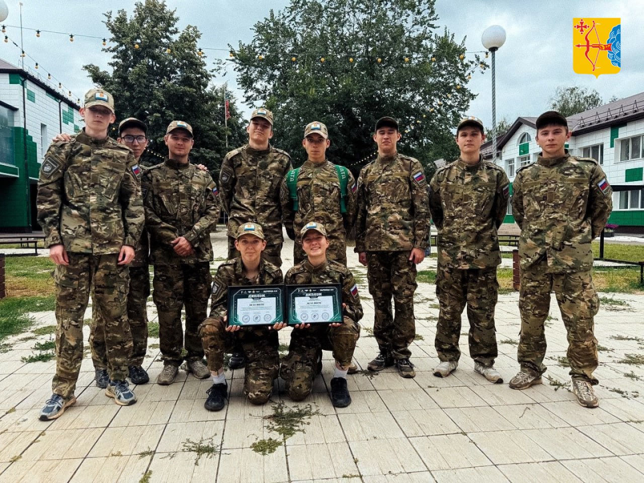 В Оренбурге завершился окружной этап военно-патриотической игры «Зарница 2.0», организованный при поддержке полпреда президента в ПФО Игоря Комарова. В соревнованиях участвовали 280 ребят из 14 регионов Приволжья, разделённые на две возрастные группы: 11–13 лет и 18–21 год. Кировскую область представляли команды «ПРОФ» из Омутнинского колледжа и «Беркут-юниор» из Зуевки. Они состязались в 14 дисциплинах, включая медицинскую подготовку, защиту от опасных веществ и стрельбу. Команда «ПРОФ» заняла третье место в тактической подготовке и медицине, а также выиграла приз зрительских симпатий в онлайн-голосовании, получив в награду страйкбольный автомат. Эта победа стала возможна благодаря активной поддержке кировчан. Не отстала и «Беркут-юниор» — они вошли в топ-5 команд округа и отлично проявили себя в индивидуальных испытаниях для командиров, сапёров и военных журналистов. Завершилась «Зарница» торжественной церемонией с показательными выступлениями, концертом и выносом флагов под музыку военного оркестра. Кировская область