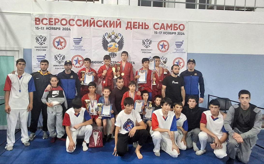 Открытый турнир В селе Чернолесском состоялся Открытый турнир Новоселицкого округа по самбо в котором приняли участие более 200 юных самбисты из разных регионов Эти соревнования были посвящены памяти спортсмена и героя нашего времени Юсупа Омарова Воспитанники спортивной школы Новоселицкого округа показали высокий уровень подготовки Первые места заняли Руслан Мамаев Муса Гаджиханов и Дамир Алимов Вторые Магомед Мамаев Саид Мирзаев и Магомед Раджабов Третьи Алиомар Махмиев Гаджи Гаджиев Расул Габибов и Джабраил Фейзулаев Спортсменов с отличными результатами поздравил глава муниципалитета Николай Брихачёв Особую благодарность он выразил тренеру и организатору турнира Магомеду Нурбагандову за его труд и преданность спорту Информация и фото пресс служба АНМО
