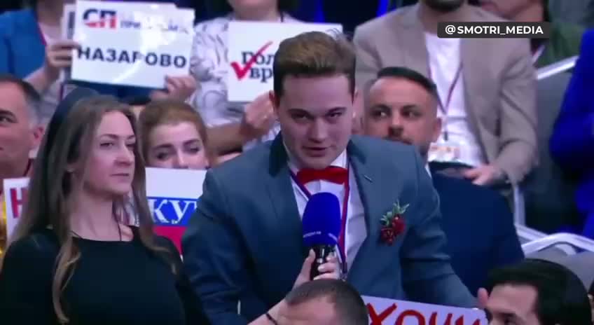 Молодой человек с плакатом 'Хочу жениться' привлек внимание на пресс-конференции Путина