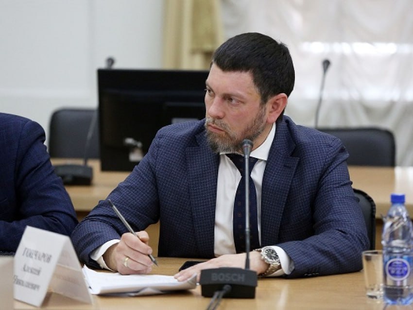 Вице-премьер Забайкалья попал в смертельное ДТП  И.о. зампреда правительства Забайкальского края Алексей Гончаров попал в аварию на трассе в Улётовском районе. Он был за рулём автомобиля, который столкнулась с другой машиной — в ней погибла женщина, сообщают Zab.ru и «Чита.ру» со ссылкой на источник.  В УМВД России по Забайкальскому краю журналистам ответили, что у них «нет информации».  В региональном минздраве подтвердили факт аварии, в которой погиб один человек и пострадали пятеро. Трое из них госпитализированы в тяжёлом состоянии.    Губернатор Александр Осипов назначил Гончарова вице-премьером в декабре 2023 года. Тот родился в Воркуте, окончил Санкт-Петербургский государственный горный институт. Работал в шахте «Заполярная» «Воркутаугля», а потом устраивался в РАО ЕЭС, «РусГидро», Агентство стратегических инициатив, министерство РФ по развитию Дальнего Востока и в «Россети».  Был первым заместителем генерального директора «Читаэнергосбыт», в июне 2017 года назначен гендиректором «Читаэнергосбыта».  С мая 2019 года до конца октября 2020 года Алексей Гончаров возглавлял министерство строительства Забайкалья. Затем он получил должность вице-премьера, а в мае 2024-го  ему добавили ещё и кресло и.о. министра строительства.  Подписаться  Прислать новость  Помочь бустами