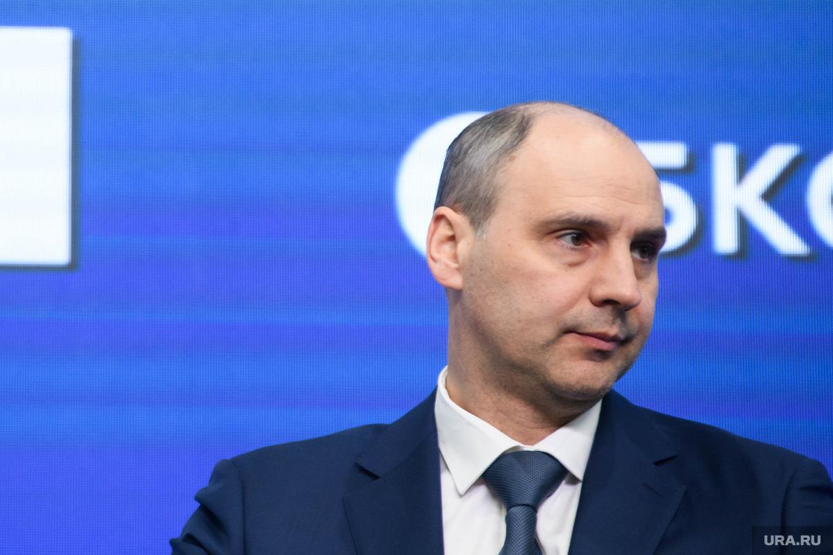 Врио губернатора Паслер впервые рассказал о жене – в предвыборном интервью. На эту тему он никогда особо не распространялся — хотя писали разное. Особо откровенничать Паслер не стал и сейчас, но все же раскрыл деталь: «Семья для меня — главная ценность, которую ты заслужил, смысл жизни. Мы с супругой вместе уже 17 лет. Делим все радости и трудности, вместе занимаемся детьми». Главный политический канал Урала