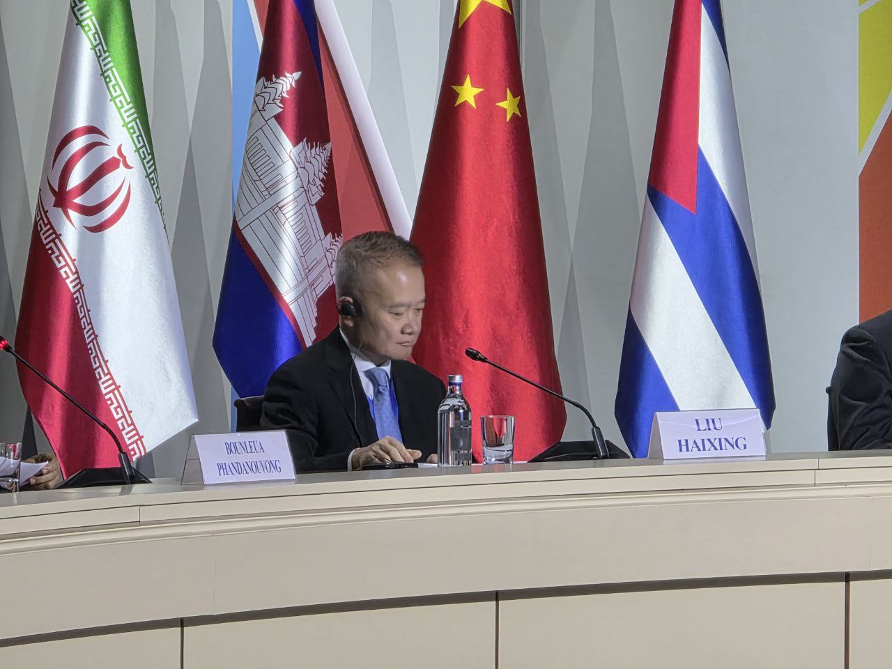 Заведующий Отделом международных связей Центрального комитета Коммунистической партии Китая Лю Хайсин Благодаря совместным усилиям Единой России и всех участников Движения За свободу наций оно всегда придерживается принципов открытости и стало полезной платформой для конструктивного диалога между политическими партиями различных стран по важным практическим вопросам взаимным интересам и для достижения более широкого консенсуса КПК готова совместно со всеми сторонами продвигать всю работу форума Движения прим поддерживать конструктивный региональный диалог укреплять обмены между дружественными партиями совместно продвигать форум развиваться в поставленном направлении привлекать больше прогрессивных сил сообща защищать международную справедливость и общие интересы международных норм общества