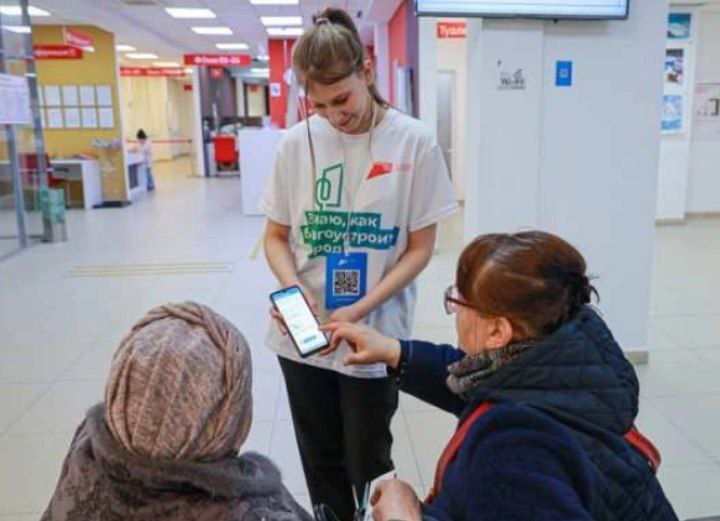 Приморцы выберут объекты благоустройства 2027 В наступившем году жители Приморского края как и всей России примут участие в онлайн голосовании по выбору общественных пространств которые благоустроят в 2027 году На голосование приморцам предложат около 50 парков скверов и площадей Как рассказали в региональном минЖКХ сейчас определяются парки скверы площади которые примут участие в онлайн голосовании Территории победители благоустроят в следующем году по нацпроекту Инфраструктура для жизни Дату проведения отбора определит Минстрой России Традиционно голосование стартует весной К тому времени будет сформирован перечень всех объектов по краю пояснила замминистра Любовь Кокорева Она добавила что в прошлом году в голосовании приняло участие рекордное число жителей Приморья более 240 тысяч что говорит о высокой вовлечённости приморцев в создание комфортной среды своих населённых пунктов Параллельно с наступлением тепла в приморских городах и посёлках начнётся благоустройство общественных пространств ставших победителями онлайн голосования прошлого года Всего в 2026 году планируется привести в порядок минимум 25 парков скверов аллей и площадей Все эти объекты определили жители и они ждут воплощения своего выбора в жизнь Перед муниципалитетами стоит задача завершить работы к наступлению осени обозначил заместитель Председателя Правительства Приморья Владимир Малюшицкий По его словам в этом году снова заработает краевая программа 1000 дворов очень востребованная жителями В первую очередь реализуют заявки и проекты поданные приморцами в прошлые годы Благодаря программе в 2026 году в населённых пунктах Приморья отремонтируют 130 дворов Кроме этого в 2026 году в крае появится семь общественных территорий победивших во всероссийском конкурсе благоустройства В общей сложности в Приморском крае на этот год на благоустройство предусмотрена рекордная сумма 3 3 миллиарда рублей Это позволит создать ещё больше комфортных мест в наших населённых пунктах подчеркнул зампред