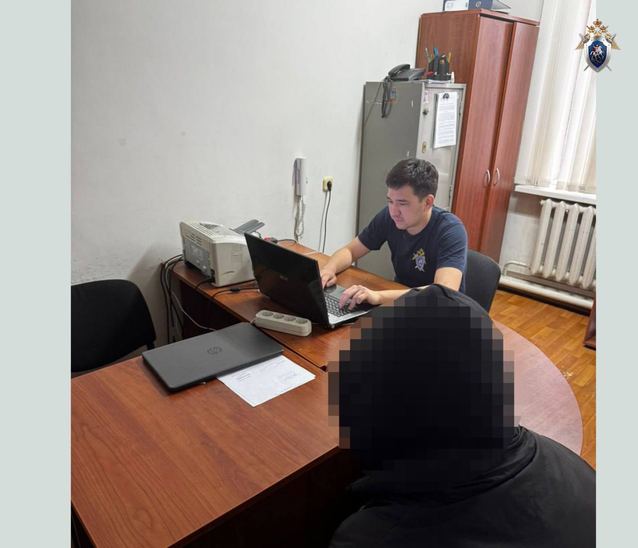 В Элисте шесть жителей Черноземельского района предстанут перед судом за нападение на полицейского    По версии следствия, 15 декабря 2024 года они избили сотрудника полиции из личной неприязни, связанной с его служебными действиями. Один из обвиняемых также разбил его телефон. Все шестеро были задержаны.    Следствие завершено, дело направлено в суд. Один из фигурантов также обвиняется в умышленной порче имущества.    За насилие в отношении представителя власти по статье 318 УК РФ грозит до 10 лет лишения свободы.