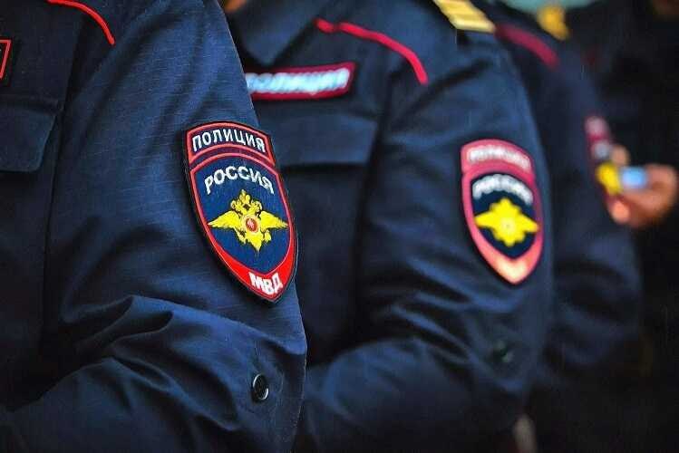 В СК возбуждено дело о превышении должностных полномочий сотрудниками полиции — по версии следствия, они передавали информацию ограниченного доступа, которая «затем публиковалась на одном из каналов мессенджера «Телеграм». В рамках уголовного дела прошли обыски в Москве, Краснодарском и Красноярском краях, а также в Белгородской области. Связано ли это дело с обысками в редакции «Базы» и задержанием главного редактора издания Глеба Трифонова — неизвестно. ТАСС сообщает, что обыски в редакции Baza связаны именно с делом о превышении полномочий в отношении полицейских — передаче журналистам данных от силовиков на коммерческой основе. Источник: КГБ-НКВД