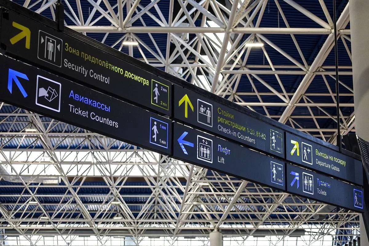 Из за снегопада в Москве задерживаются авиарейсы в Сочи и Краснодар Сильный снегопад в столице утром 26 декабря нарушил работу авиаузлов и привёл к задержкам рейсов между Москвой и южными направлениями По данным онлайн табло и служб аэропортов изменения коснулись нескольких рейсов в Сочи и Краснодар часть вылетов и прилётов перенесена на несколько часов позже запланированного времени Снегопад в Москве может сохраняться несколько дней поэтому затруднения с авиаперелётами будут продолжаться и в ближайшие сутки Кубанские Новости   Мы в MAX